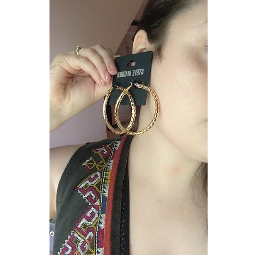 NWT! STEVE MADDEN Gold Textured Hoop Earrings - Picture 4 of 11